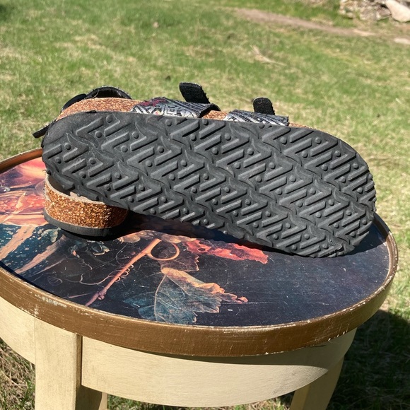 Vikings Sandals, cute & comfy! Size 37 (6.5) in great condition! - Picture 4 of 5